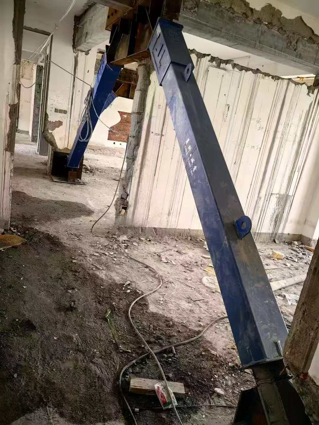 工业园区柱子粘钢加固施工工艺